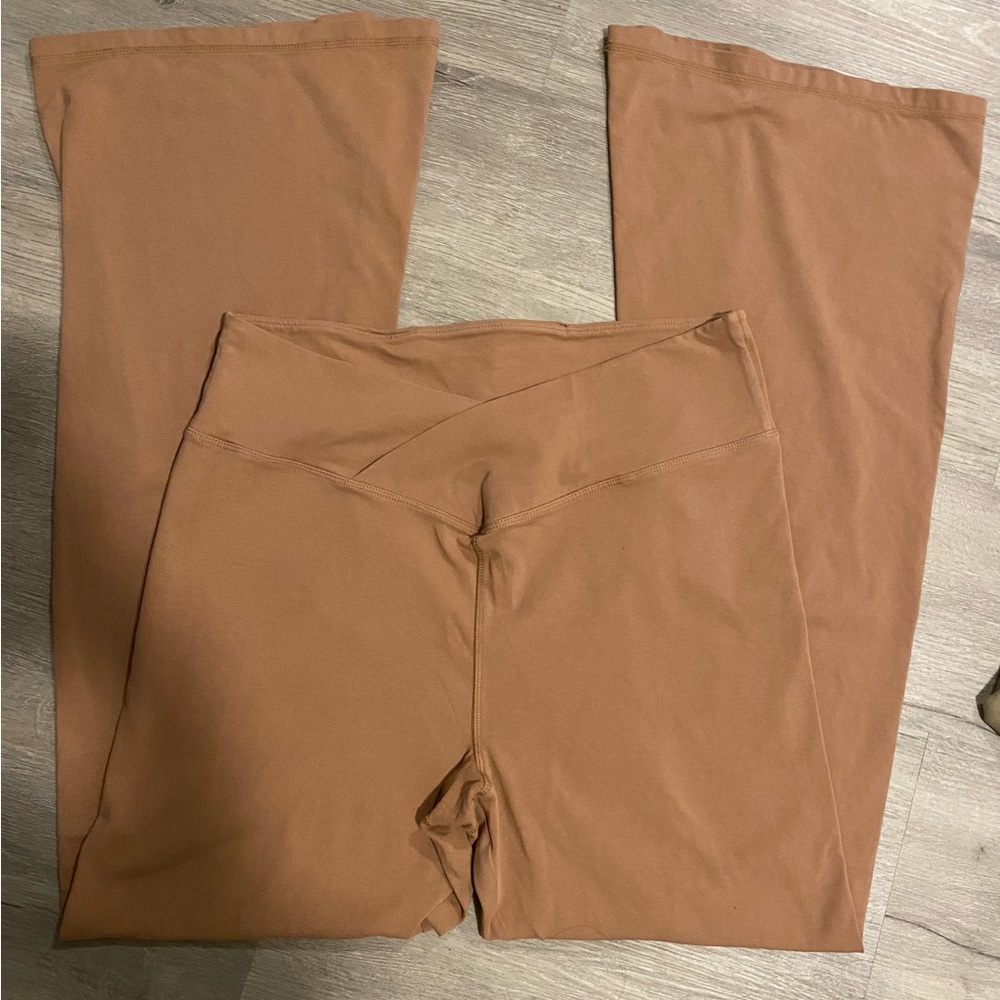 VS Pink crossover flare leggings